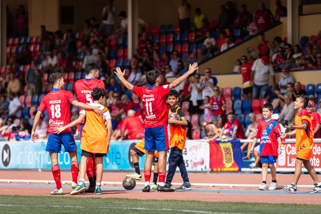 adrian celebrando gol en la ciudad deportiva lanzarote